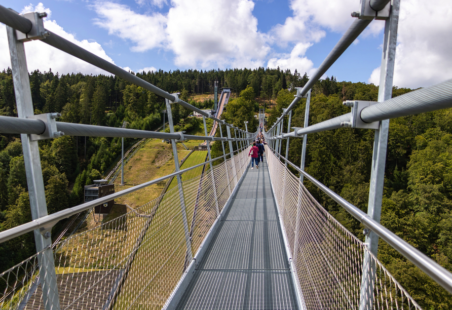 Der Skywalk Willingen ist eine der längsten Hängeseilbrücken weltweit.