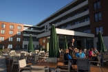 Die Terrasse lädt zum Verweilen ein.