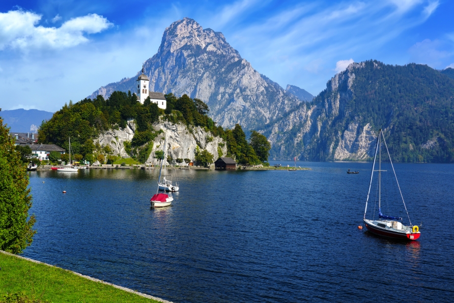 Machen Sie einen Ausflug zum nahegelegenen Traunsee, Österreichs tiefstem See. 
