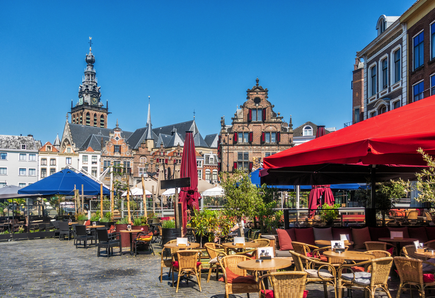 Straßencafés und historische Fassaden prägen das Stadtbild von Nijmegen.