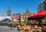 Straßencafés und historische Fassaden prägen das Stadtbild von Nijmegen.