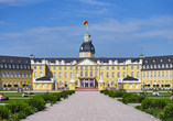 Das Barockschloss ist das Wahrzeichen von Karlsruhe.