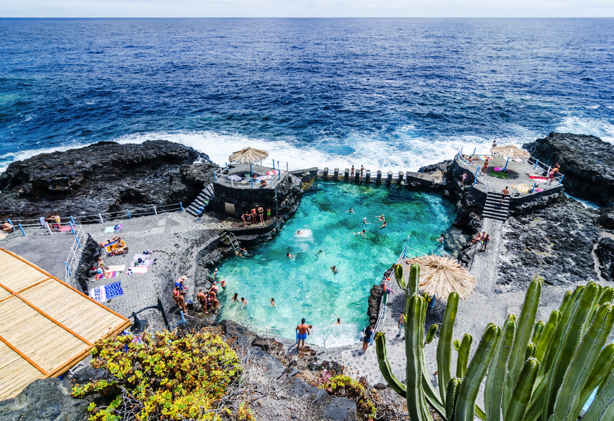 Vom natürlichen Pool in Charco Azul auf  La Palma erleben Sie eine spektakuläre Aussicht.