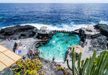 Vom natürlichen Pool in Charco Azul auf  La Palma erleben Sie eine spektakuläre Aussicht.