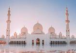Die prunkvolle Scheich-Zayid-Moschee in Abu Dhabi erinnert an das Märchen aus 1001 Nacht.