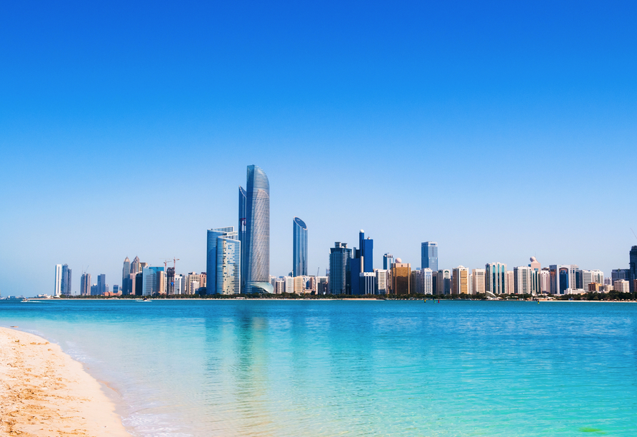 Tauchen Sie ein in das warme Wasser des Persischen Golfs am Corniche Beach in Abu Dhabi.