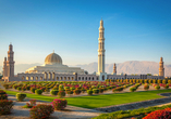 Die beeindruckende Sultan-Qabus-Moschee ist eine der größten Gebetsstätten des Islams.