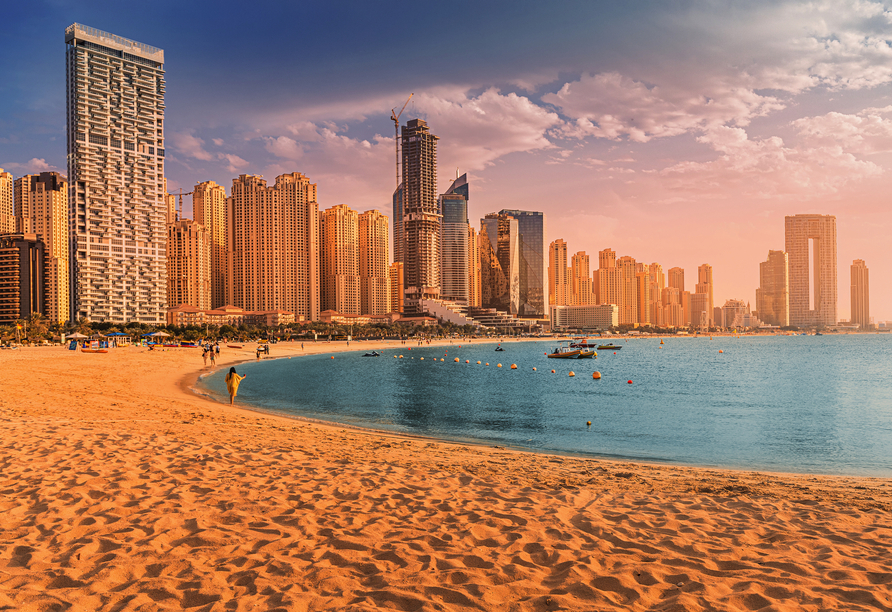 Gönnen Sie sich eine Auszeit am Jumeirah Beach in Dubai.
