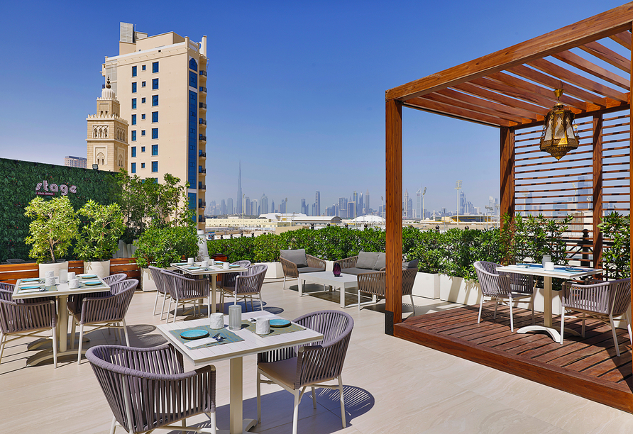 Entspannung im Außenbereich des Hotels Occidental Al Jaddaf in Dubai