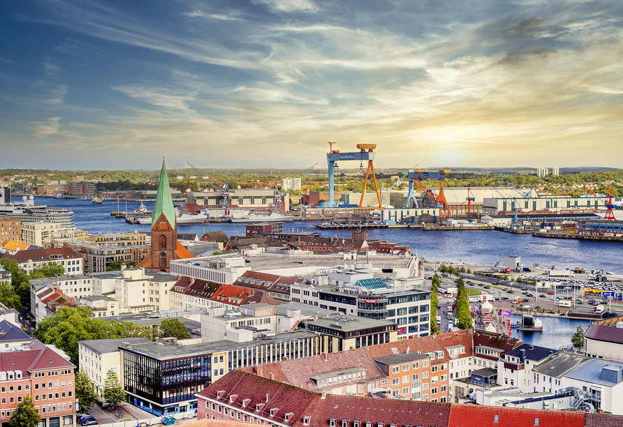 Besuchen Sie die historische Hafenstadt Kiel.