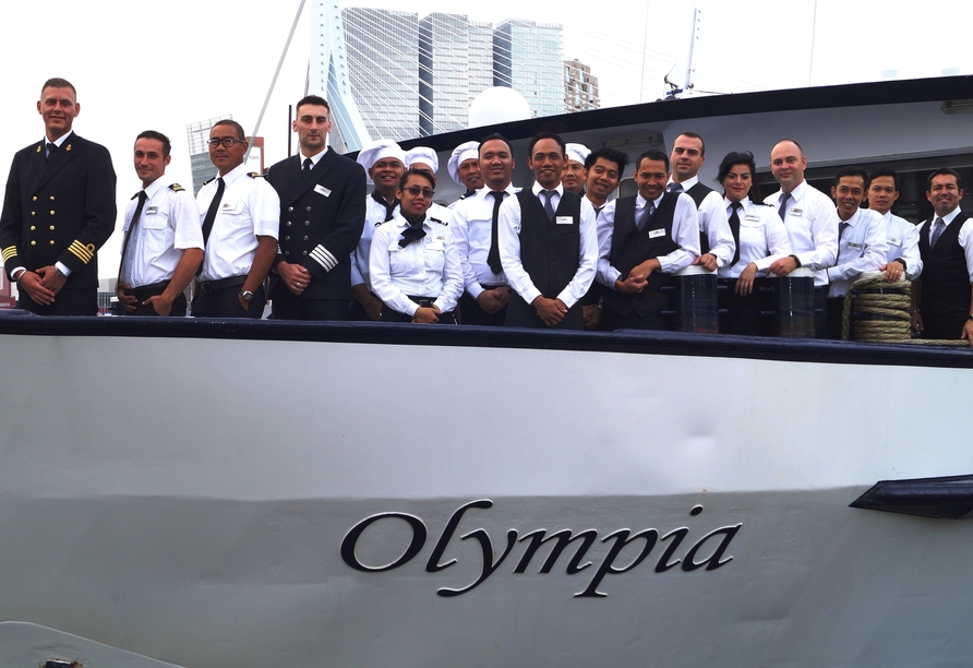 Die Crew heißt Sie herzlich an Bord von Olympia willkommen.