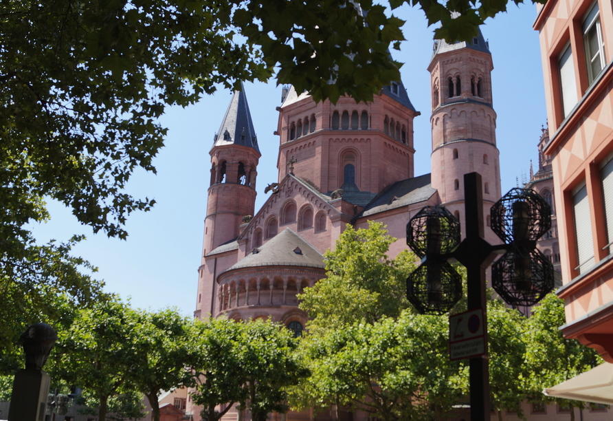 Besuchen Sie den Mainzer Dom – den ersten von drei romanischen Kaiserdomen.