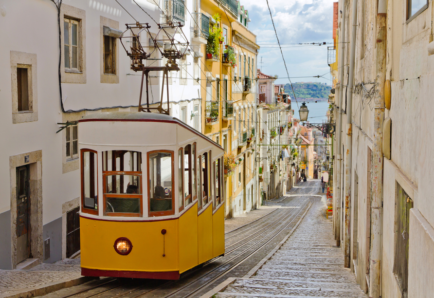 Die berühmte Standseilbahn von Lissabon verbindet die Innenstadt mit dem attraktiven Szeneviertel Bairro Alto.