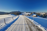Schneebedeckte Wege und winterliche Landschaften gibt es im Oberallgäu zur Genüge.