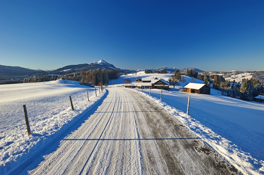 Schneebedeckte Wege und winterliche Landschaften gibt es im Oberallgäu zur Genüge.