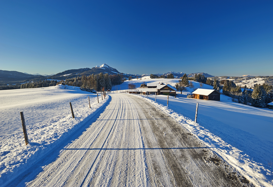 Schneebedeckte Wege und winterliche Landschaften gibt es im Oberallgäu zur Genüge.