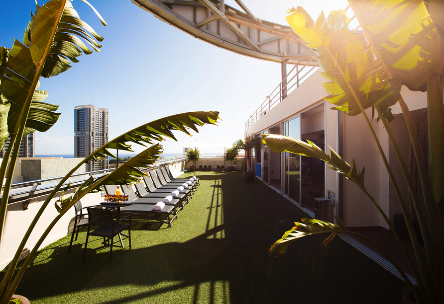 Genießen Sie die spanische Sonne auf der Terrasse des Hotels.