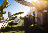 Genießen Sie die spanische Sonne auf der Terrasse des Hotels.