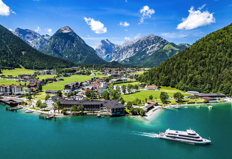 Bei einer Schifffahrt auf dem Achensee können Sie das Bergpanorama genießen.
