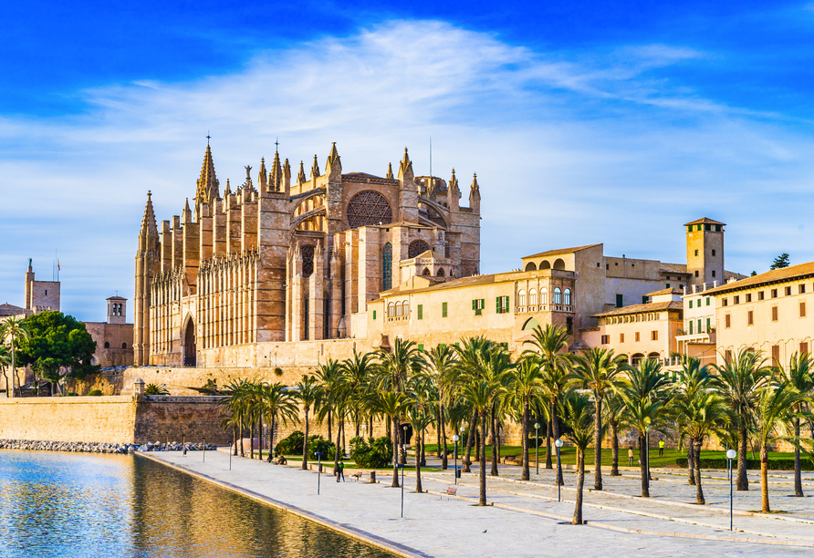 Der Kathedrale von Palma de Mallorca sollten Sie unbedingt einen Besuch abstatten.