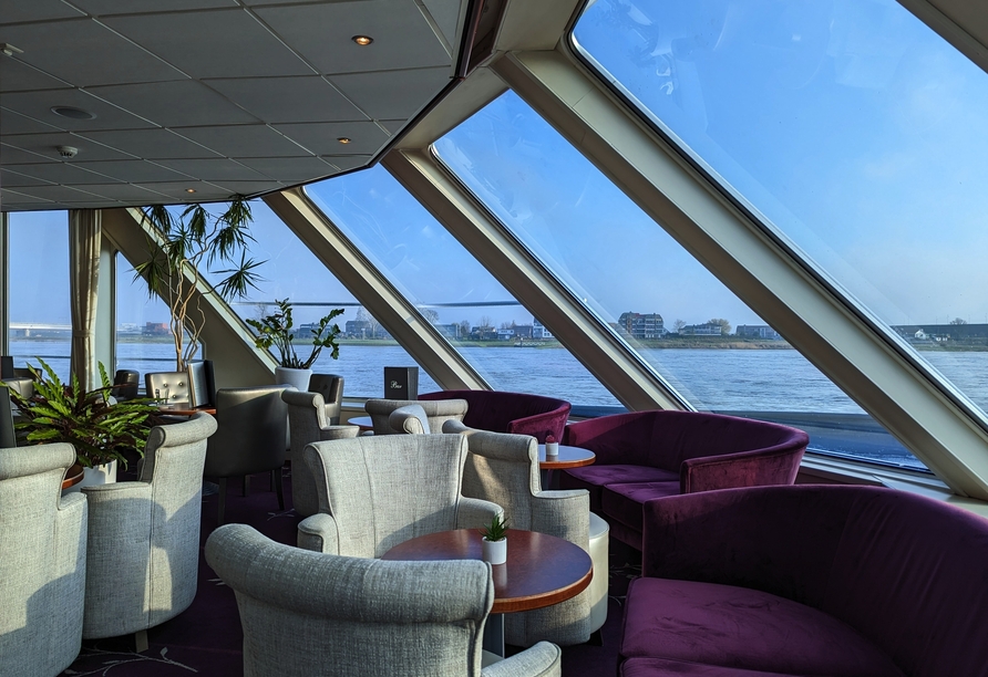 Genießen Sie die traumhaften Blicke aus der Panorama-Lounge an Bord. 