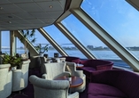 Genießen Sie die traumhaften Blicke aus der Panorama-Lounge an Bord. 