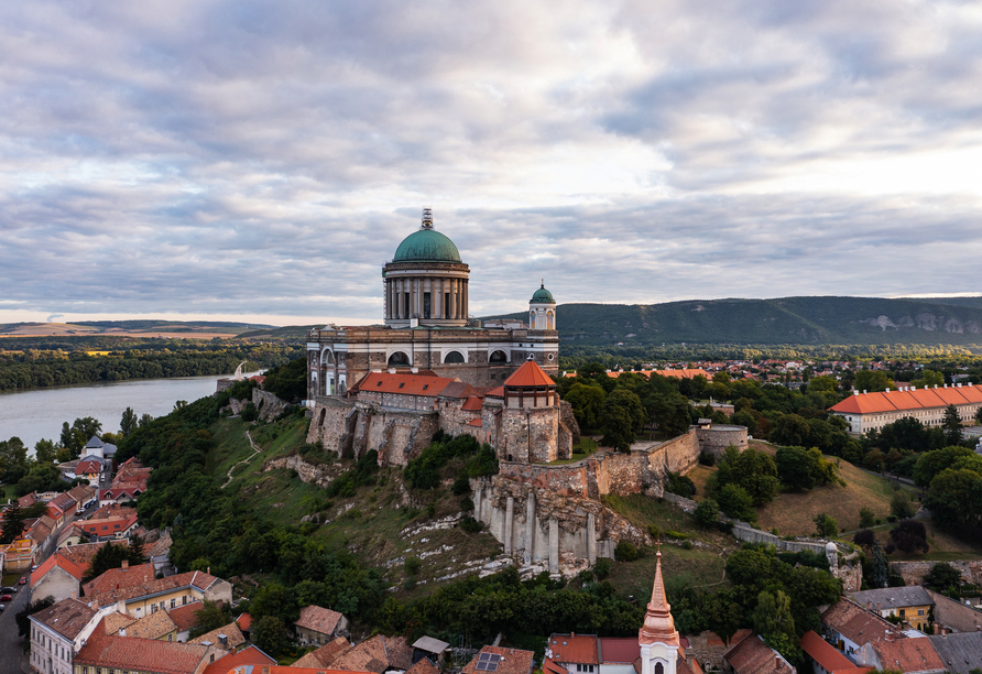 Die Basilika von Esztergom thront über der Stadt und der schönen Donau.