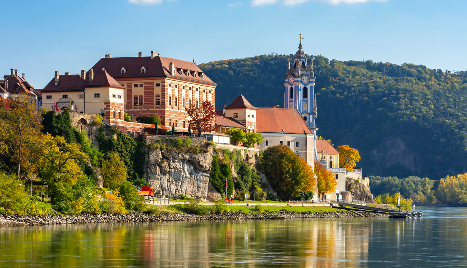 Freuen Sie sich auf eine unvergessliche Kreuzfahrt entlang der Donau mit zauberhaften Orten wie beispielsweise Dürnstein in Österreich.