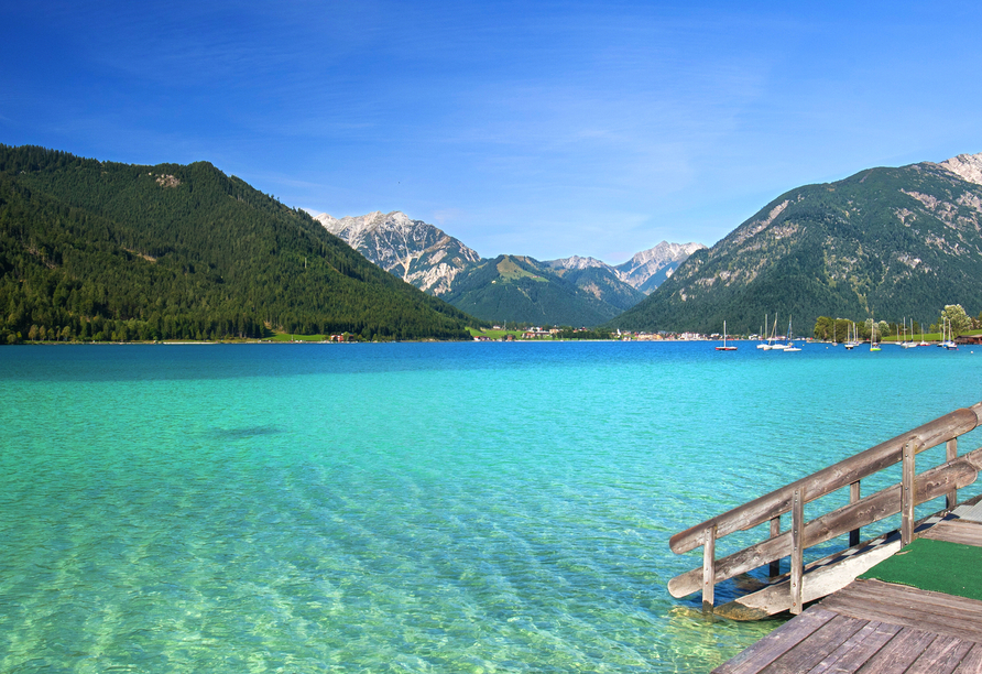 Das glasklare Wasser des Achensees leuchtet in faszinierenden Türkistönen und lädt zum Träumen ein.