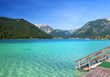 Das glasklare Wasser des Achensees leuchtet in faszinierenden Türkistönen und lädt zum Träumen ein.