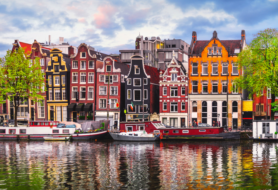 Bestaunen Sie die bunten Häuser von Amsterdam.