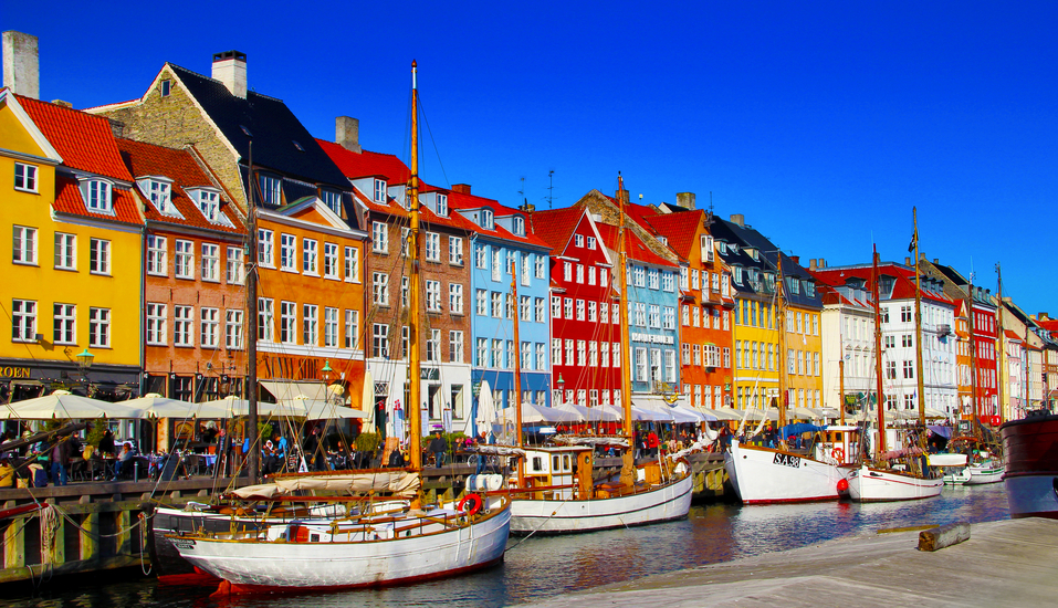 Besuchen Sie das berühmte Viertel Nyhavn in Kopenhagen.