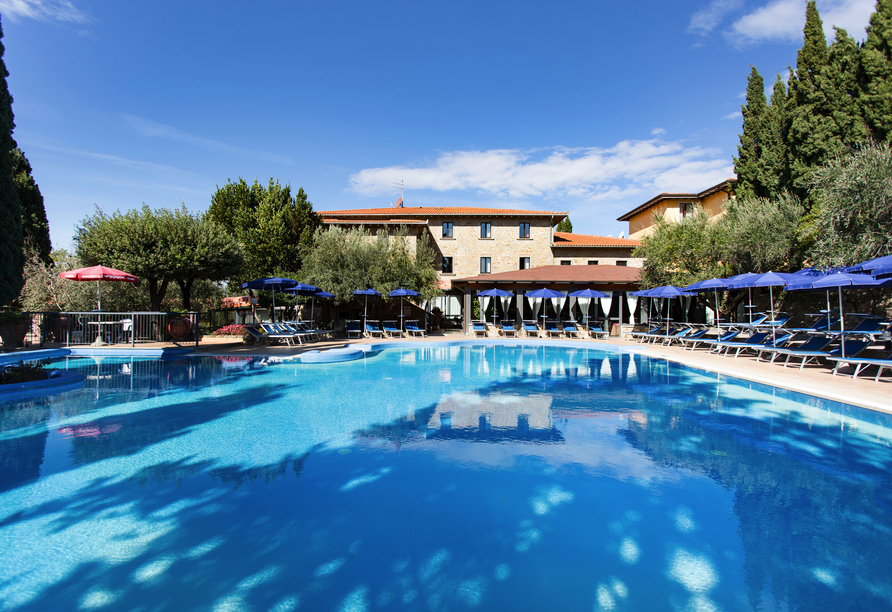 Entspannen Sie sich am Pool des Hotels Villa Paradiso.