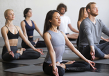 Nehmen Sie an einem Yogakurs teil und gönnen Sie sich Ruhe und Erholung.