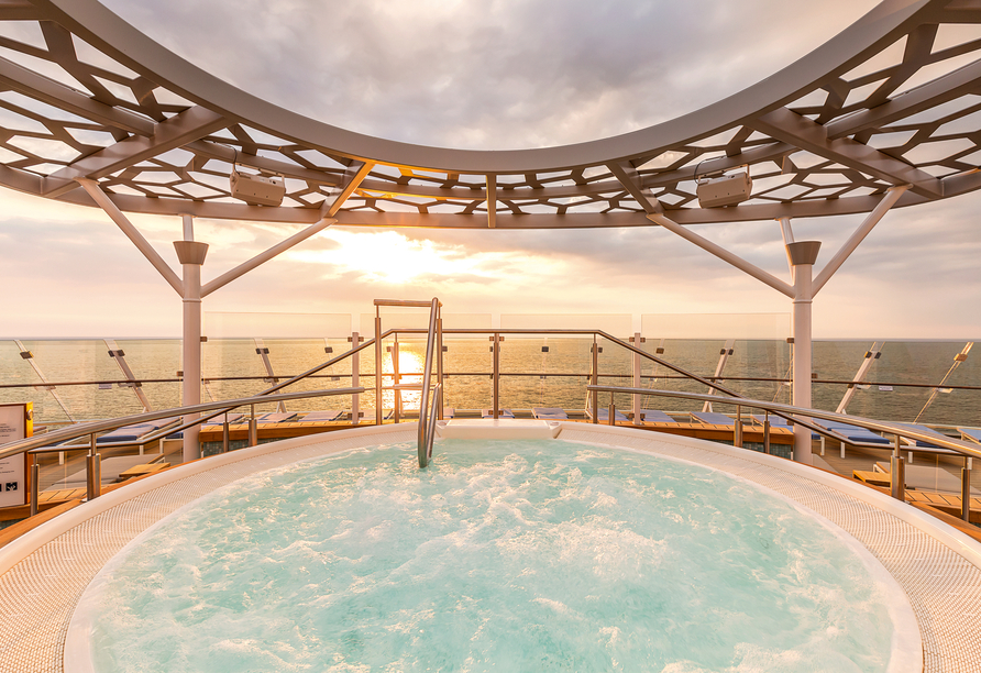 Genießen Sie die Sonnenuntergänge im Whirlpool.
