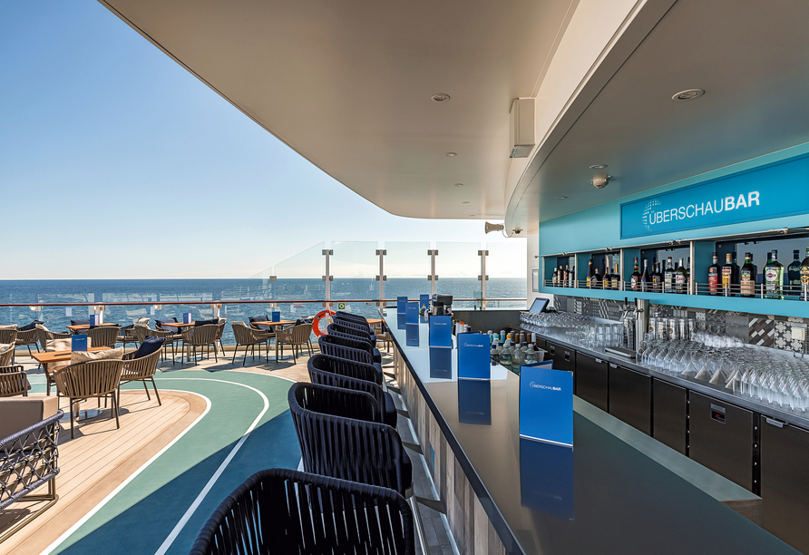 Die Überschau-Bar bietet Ihnen köstliche Getränke und einen tollen Blick aufs Meer.