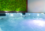 Der Wellnessbereich verfügt auch über einen Whirlpool.