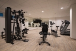 Trainieren Sie im Fitnessraum.