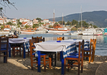 Nutzen Sie die Gelegenheit, in einer typisch griechischen Taverne Platz zu nehmen.