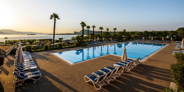 Das Onda Blu Resort am Gardasee heißt Sie herzlich willkommen.