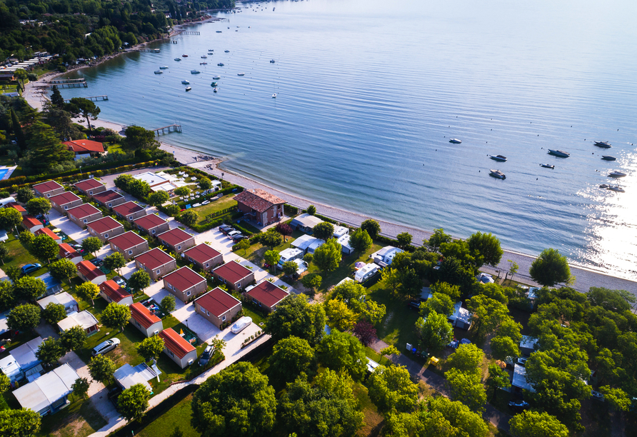Genießen Sie die Aussicht aus dem Onda Blu Resort auf den Gardasee.