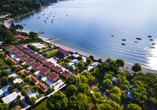 Genießen Sie die Aussicht aus dem Onda Blu Resort auf den Gardasee.