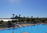 Blick auf den gemütlichen Poolbereich des Onda Blu Resorts mit Blick auf den Gardasee 