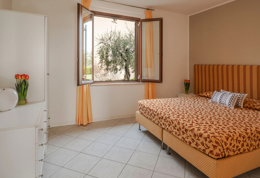 Beispiel eines Schlafzimmers in einem 2-Raum-Appartement des Onda Blu Resorts