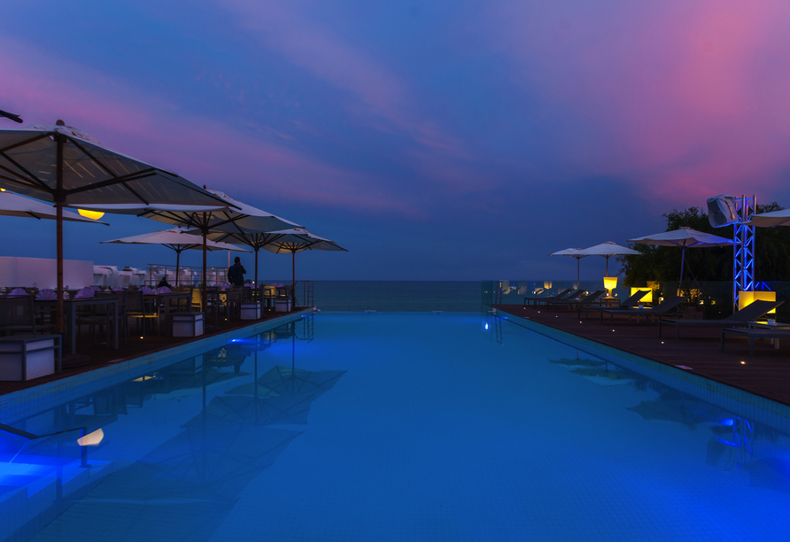 Am Abend verzaubert der Außenbereich des Hotels samt Infinity-Pool mit ganz besonderer Atmosphäre.