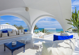 Genießen Sie von der Terrasse des Hotels aus den malerischen Blick über das blaue Meer.
