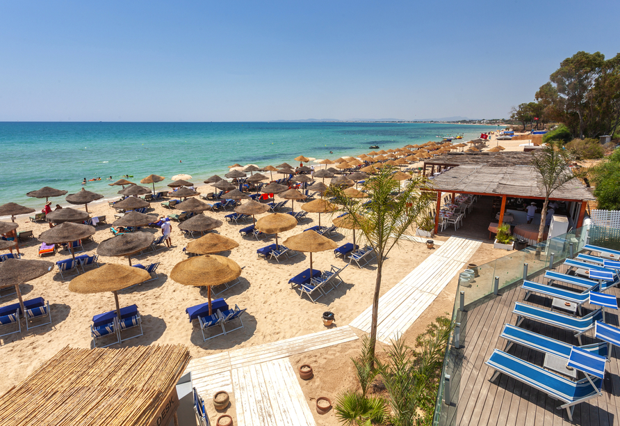 Genießen Sie sonnige Tage am herrlichen Sandstrand direkt vor dem Hotel.