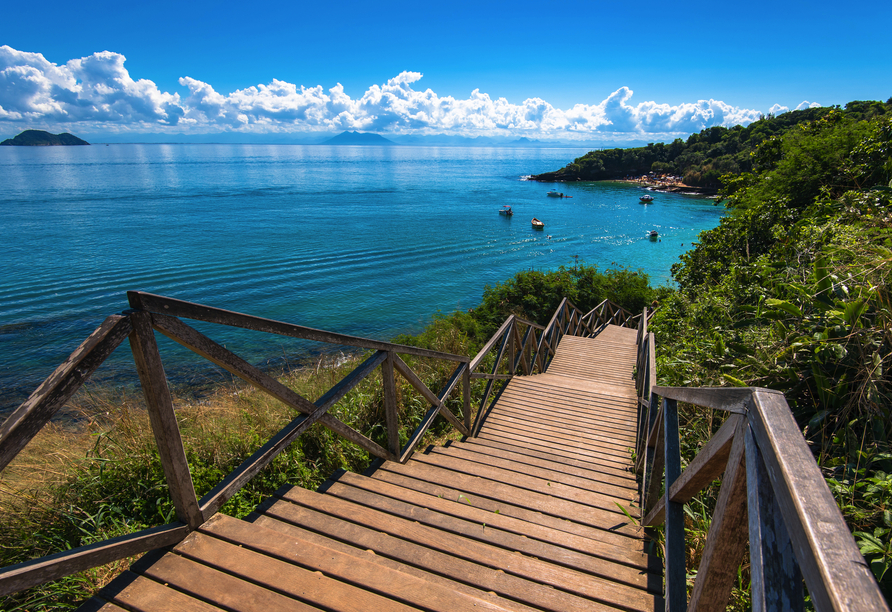 Treppenstufen führen Sie runter zum Meer von Búzios.