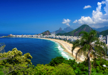 Lassen Sie die Seele am wohl berühmtesten Strand von Rio de Janeiro baumeln – dem Strand Copacabana.