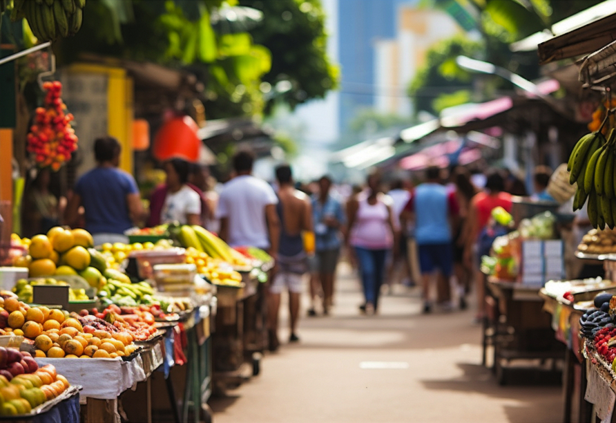 Schlendern Sie über den lebensfrohen Marktplatz von Rio de Janeiro und ergattern Sie himmlische Köstlichkeiten.